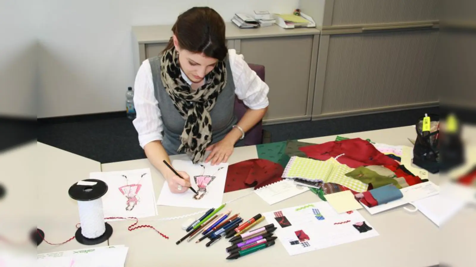 Am Anfang steht der Entwurf: Junge Designerinnen entwerfen die pfiffigen Kreationen für „Kürger MADL”. (Foto: Dirndl Krüger)