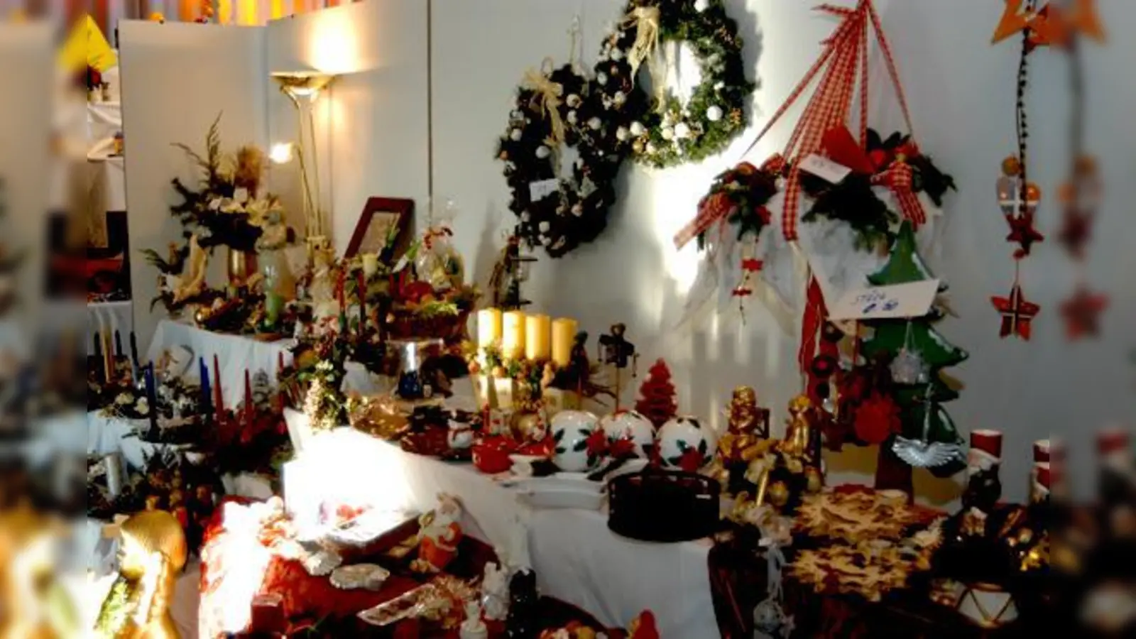 Über 70 Aussteller bieten einiges an Weihnachtskugeln, -schmuck, -sterne und mehr beim diesjährigen Truderinger Christkindlmarkt.	 (Foto: Privat)
