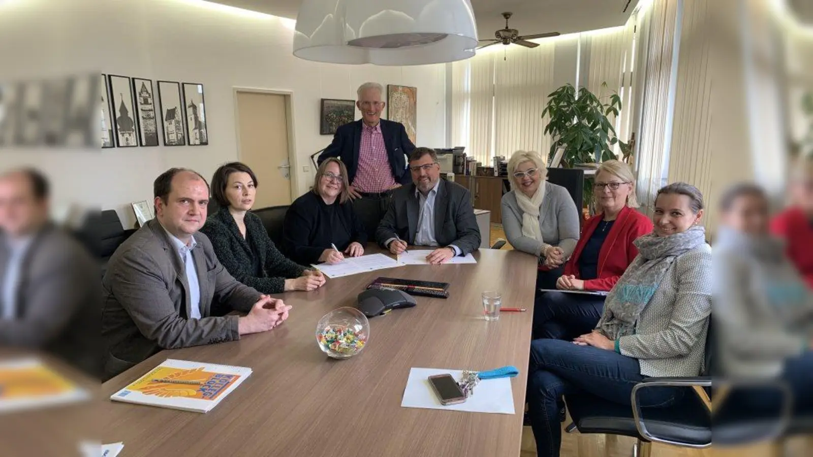 Unterzeichnung der Zielvereinbarung: Landrat Stefan Löwl (Mitte), Albert Herbst (4.v.l., Impulsgeber Projekt Bildung integriert), Christine Steiner (3.v.vl., Agentur Transfer-Initiative Bayern), Johanna Hansjakob (2.v.l., Agentur Transfer-Initiative Bayern), Peter Schilling (links, Bildungsmonitorer), Martina Tschirge (3.v.r., Leitung Projektbüro), Bildungsmanagerin Catrin Müller (2.v.r.) und Corinna Heinle). (Foto: Silke Lein (LRA Dachau))