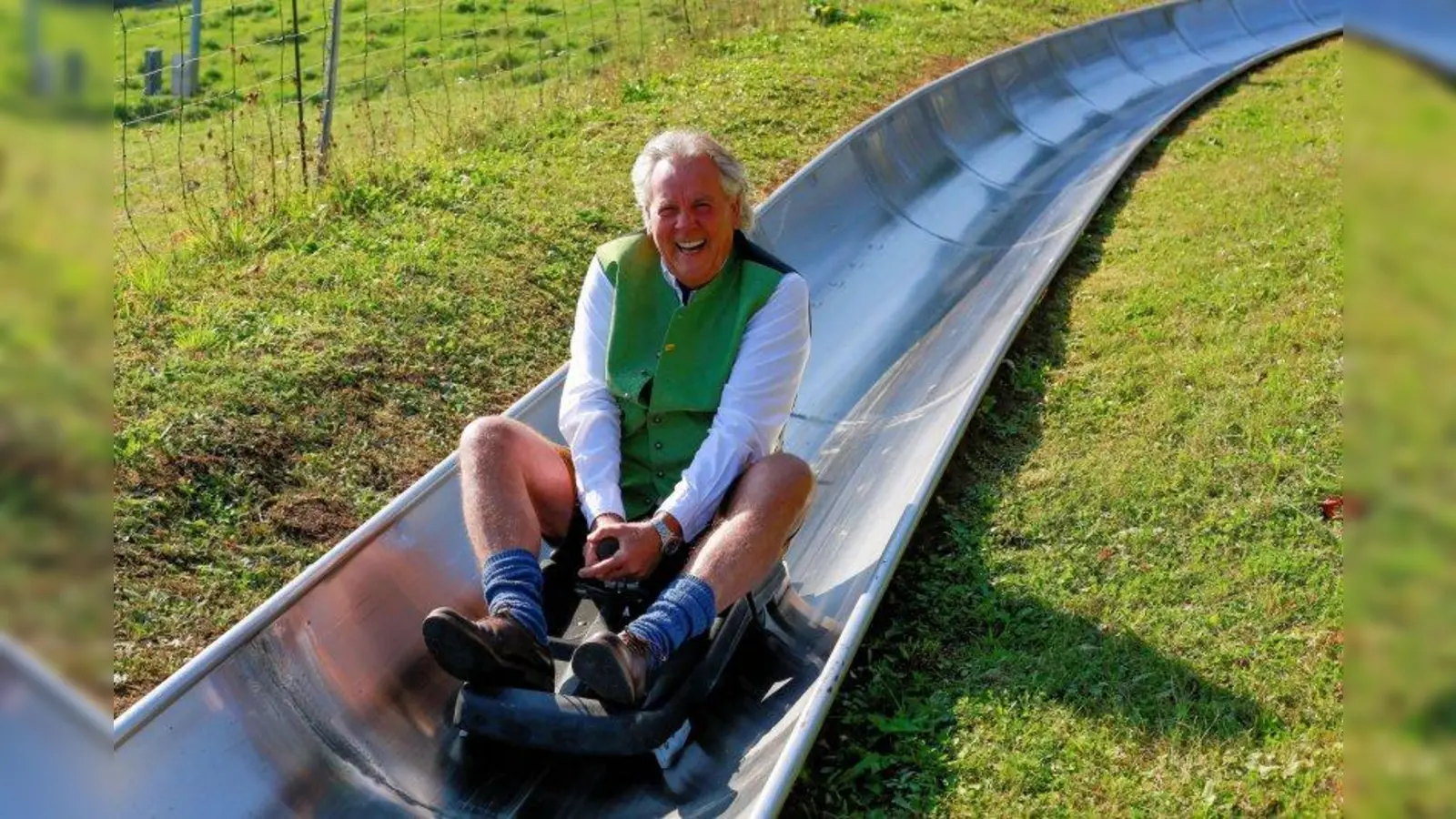 „Die heimische Bergwelt ist nicht nur Kulturraum, der schützenswert ist, sondern auch ein einzigartiges Erholungsgebiet”, betonte FDP-Spitzenkandidat Albert Duin beim Besuch des Tourismusgipfels in Oberaudorf, bei der er auch die Sommerrodelbahn am Hocheck persönlich in Augenschein nahm. (Foto: Christian Flühr)