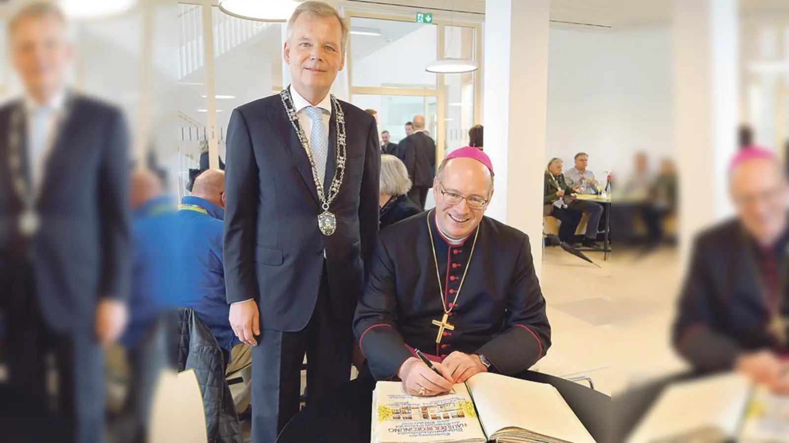 Bürgermeister Jan Neusiedl freute sich, dass sich Weihbischof Rupert Graf zu Stoberg ins Goldene Buch eintrug. 	 (Foto: hw)