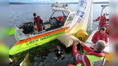 Bevor das Wrack überhaupt geborgen werden konnte, mussten Taucher die genaue Stelle suchen und markieren. (Foto: BRK Starnberg)