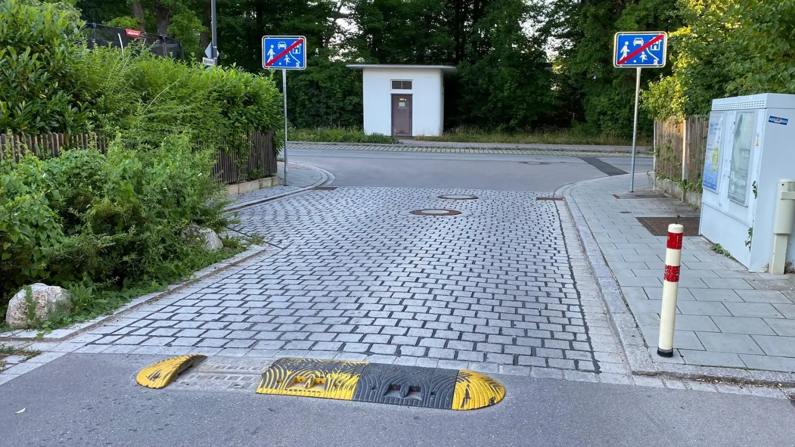 Um mit höherer Geschwindigkeit passieren zu können, hat ein unbekannter Täter einen Teil der Temposchwelle herausgerissen. (Foto: Gemeinde Krailling)