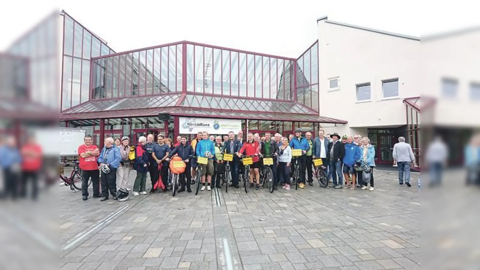 Die Teilnehmer der Sternfahrt vor dem Rathaus Unterschleißheim. 	 (Foto: Gemeinde UFG/rin)