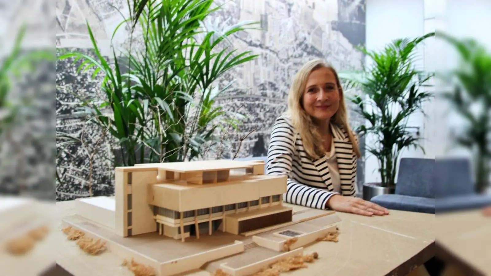 „Ungemein interessantes Stück Gemeindegeschichte!” Rathaussprecherin Birigt Doll (am Modell des Rathauses) konzipierte und organisierte die umfangreiche Ausstellung „50 Jahre Rathaus Gräfelfing”. (Foto: us)