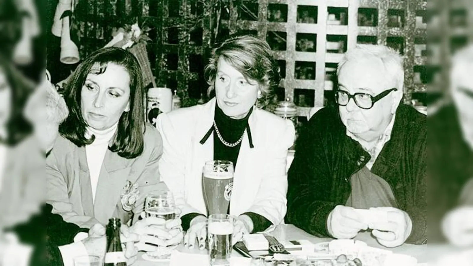 Ruth Eder, Alt-Bürgermeisterin Sabine Kudera und ihrem damaligen 1. Gast, Hans Korte. 	 (Foto: VA)