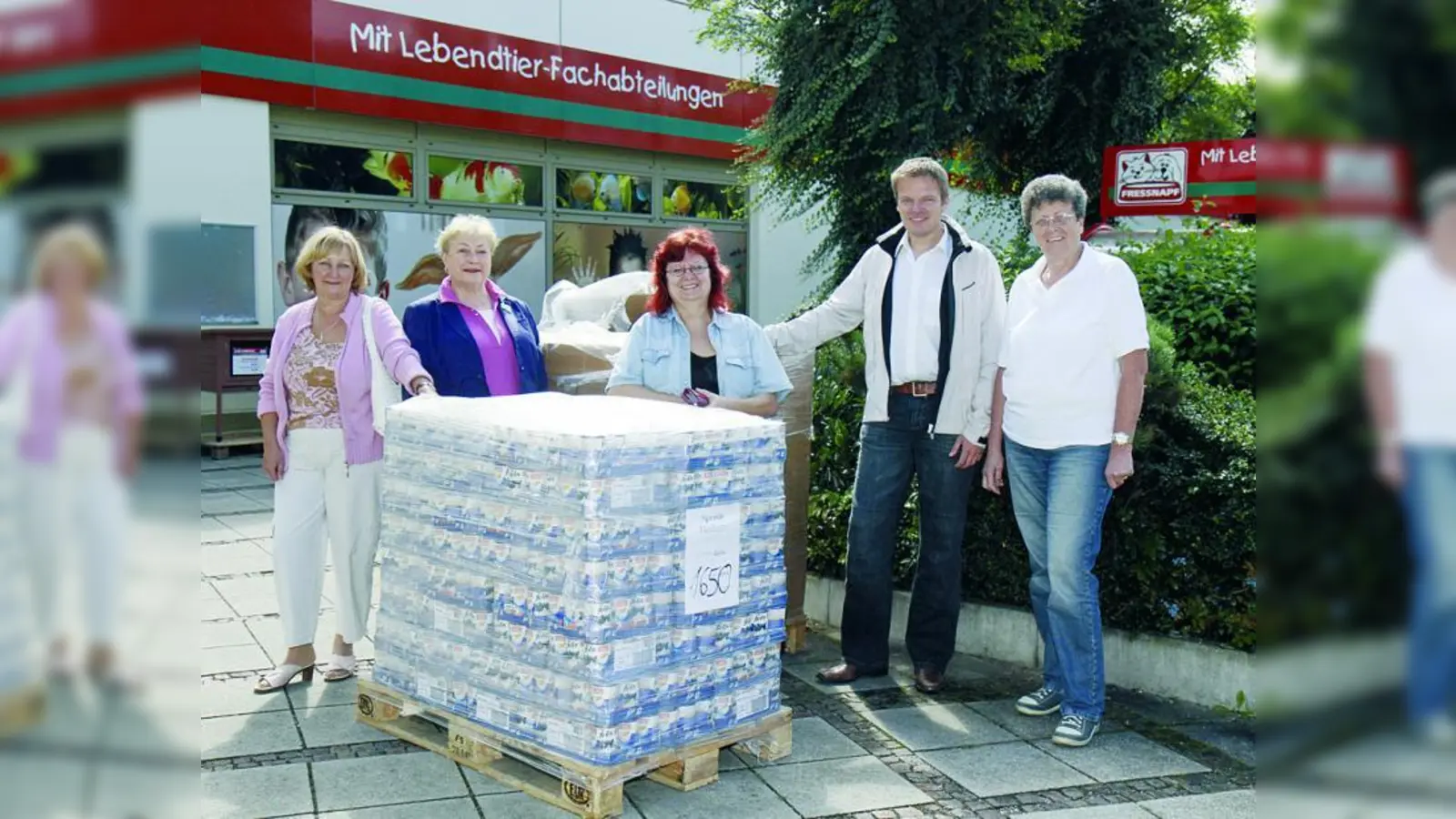 Der Bund der Katzenfreunde e. V. hat von Fressnapf mehr als eine Tonnen Katzennahrung erhalten (v.l.): Lydia Miech, Helga Schneider, Manuela Fottner und Angela Schröder vom Bund der Katzenfreunde sowie (2. v.r.) Matthias Ullwig, Geschäftsführer der Fressnapf Tierwelt GmbH in München. (Foto: Fressnapf/Oliver Bodmer)