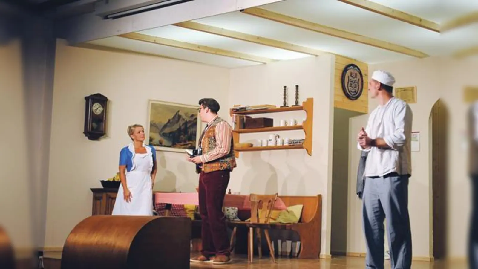 Der Perlacher Burschenverein zeigt die Komödie: »Flitterwochen zu siebt«. Karten gibt es ab sofort zu kaufen.	 (Foto: VA)