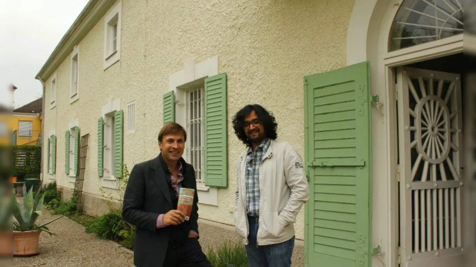 Ein Bild aus vergangenen Tagen: 2014 wohnte der indische Fotograf Tapan Pandit (r. neben Thomas Linsmayer von der Pasinger Fabrik) als einer der ersten „Artists-in-residence“ im Ebenböckhaus und zeigte am Ende seines Aufenthalts seine Kunst den Pasingern in einer Ausstellung. Der BA macht sich dafür stark, dass das Kulturreferat seinen Mietvertrag verlängert und das Ebenböckhaus weiterhin eine Oase für die  Stadtteilkultur bleibt. (Foto: us/archiv)