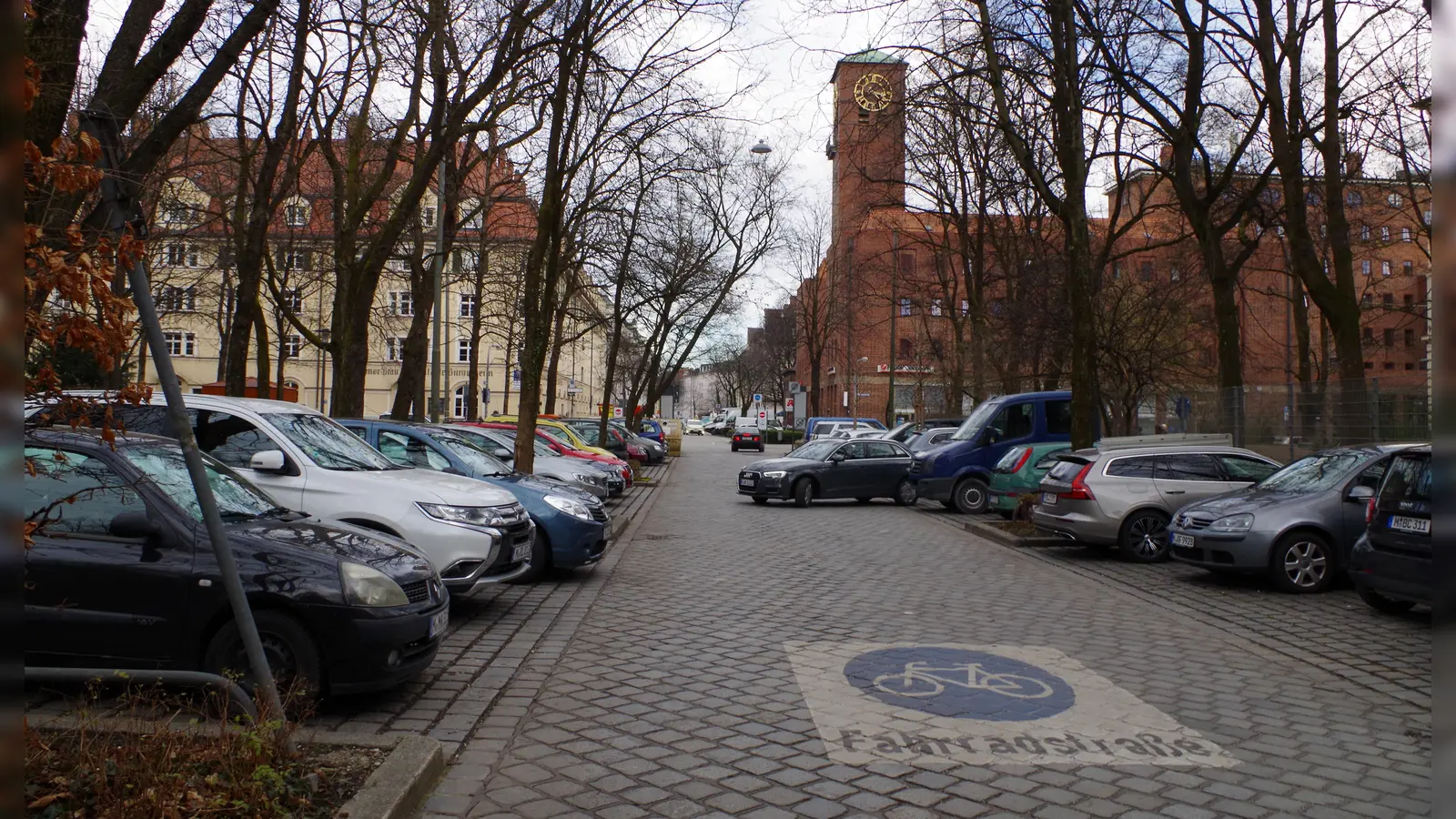 Das Kopfsteinpflaster am Parkplatz zwischen Gollierpark und Bergmannschule unterbricht nach Ansicht einiger Bürger den Fahrfluss der Radfahrer auf der hier ausgewiesenen Fahrradstraße und sollte ausgetauscht werden. (Foto: Beatrix Köber)