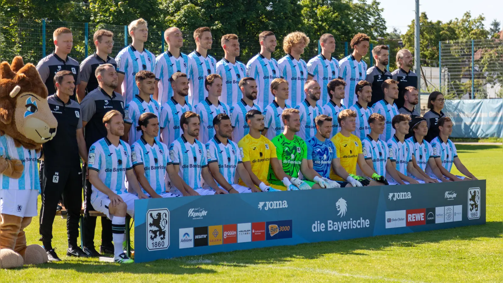 Neue Saison – neue Hemden: die Münchner Löwen 2025/2026. (Foto: Anne Wild)