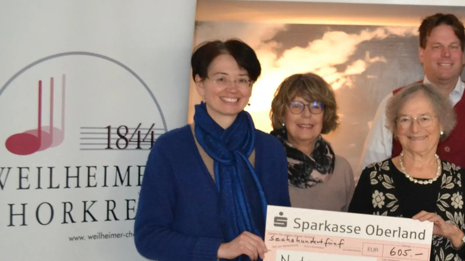 Die Spendeneinnahmen wurden brüderlich geteilt: Rautgunde Lammerer (3. von links), Vorsitzende des Netzes gegen sexuelle Gewalt, und Martin Gerl (hinten), Leiter der Begegnungsstätte für Menschen mit Suchterkrankungen Weilheim, freuten sich sehr über die finanzielle Zuwendung. (Foto: Weilheimer Chorkreis)