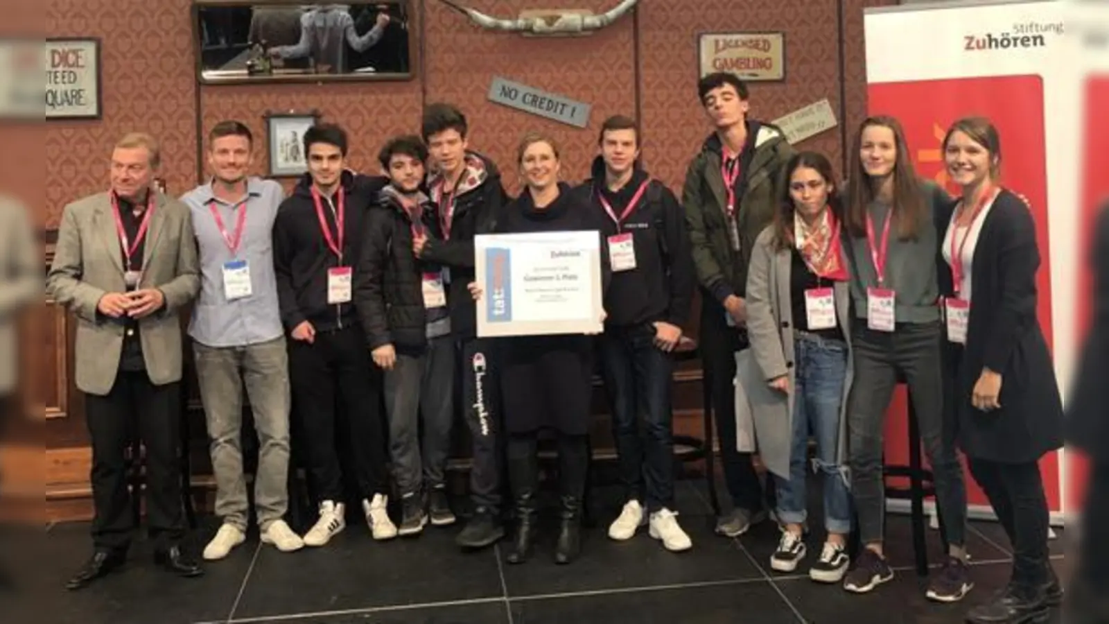 Die Preisträger des MTG mit ihrer Lehrerin Karin Pippow (Mitte) bei der tatfunk-Preisverleihung.  (Foto: MTG München)