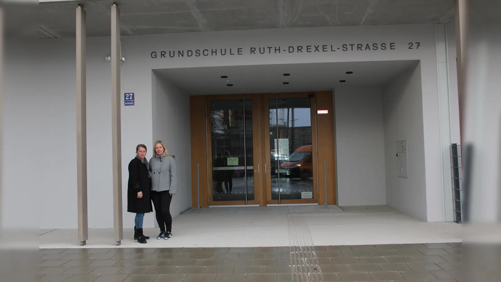 Gönül Uluca (li.) und Doris Bretschneider (re.) wünschen sich für ihre Kinder an der Grundschule Ruth-Drexel-Straße die Einführung einer gebundenen Ganztagesklasse für alle Altersstufen. (Foto: ahi)