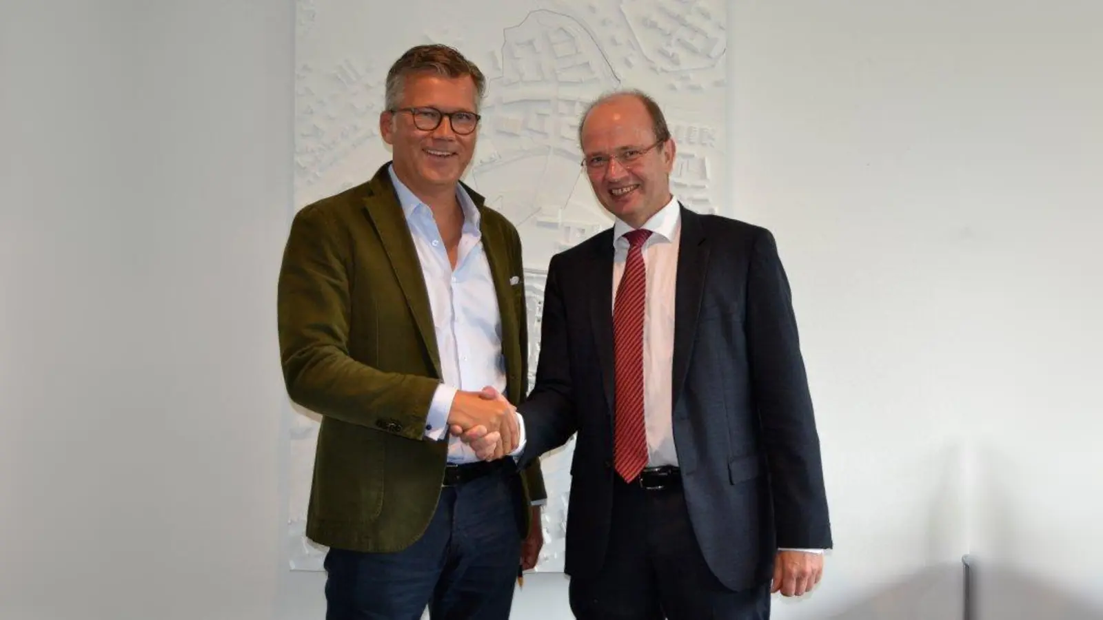 Projektentwickler Stefan Klein (links) und Jürgen Biffar, Geschäftsführer von DocuWare, zeigten sich bei der Unterzeichnung des Mietvertrages sichtlich erfreut über die künftige Zusammenarbeit. (Foto: ehret+klein)
