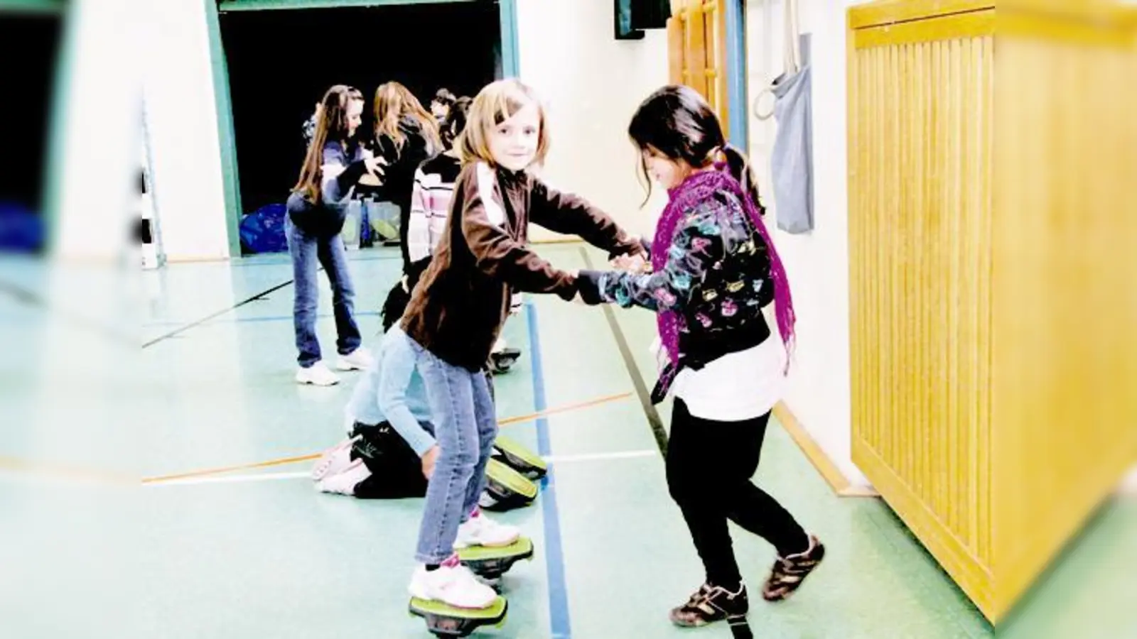 Die Klassen 4a und 3c hatten viel Spaß beim Geschicklichkeitstraining.	 (Foto: Privat)