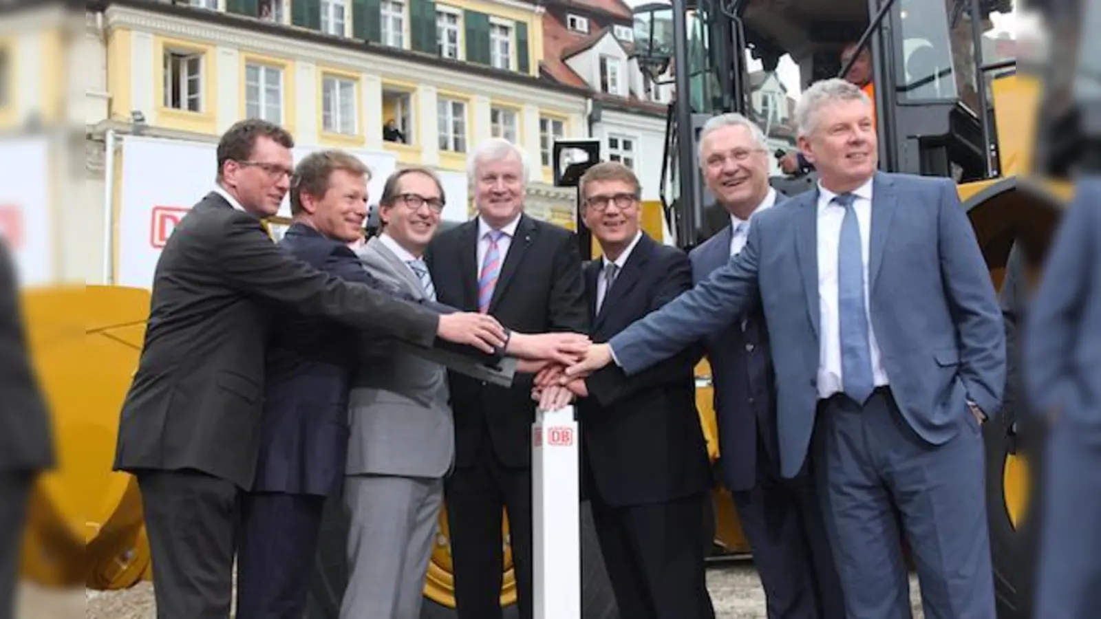 Klaus-Dieter Josel, Richard Lutz, Alexander Dobrindt, Horst Seehofer, Ronald Pofalla, Joachim Herrmann und Dieter Reiter drücken den symbolischen Startknopf.    (Foto: cr)