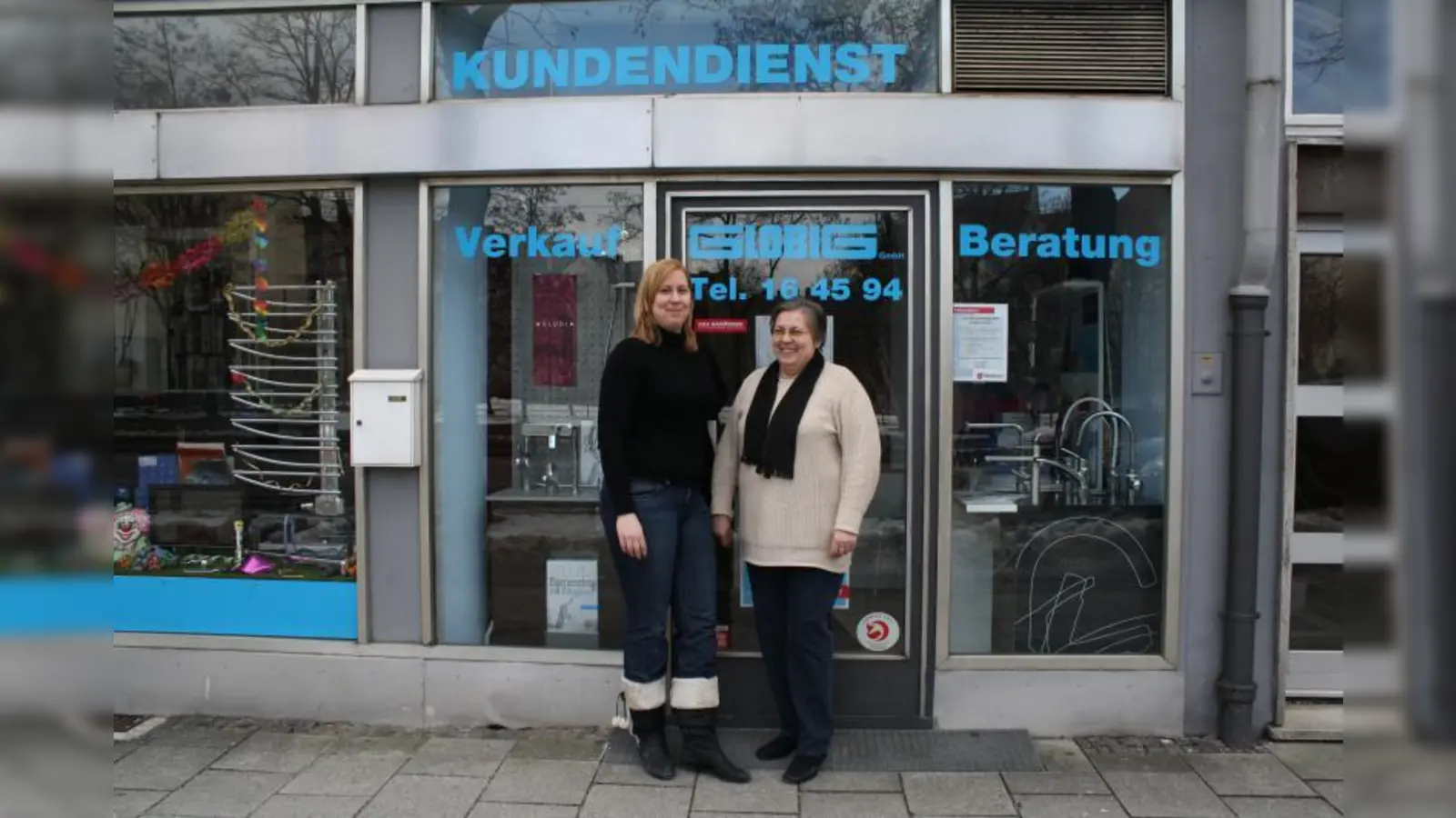 Familienunternehmen: Geschäftsführerin Angela Globig zusammen mit ihrer Tochter und Juniorchefin Marina Globig vor ihrem Ladengeschäft in der Arnulfstraße 101. (Foto: sb)