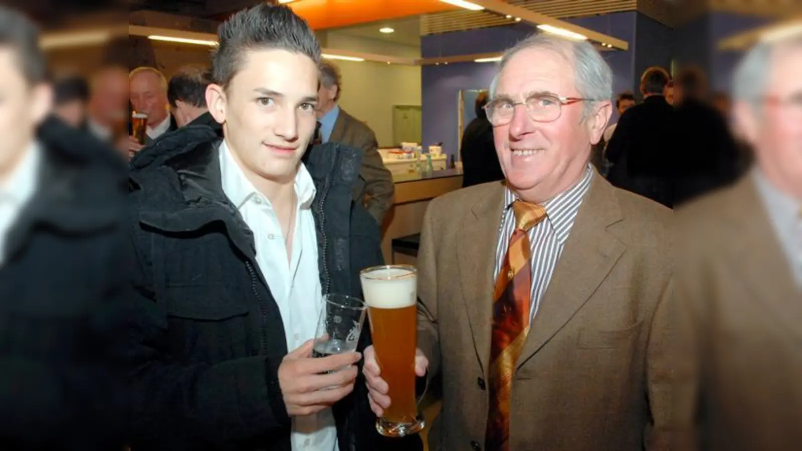 Trainer Richard Wörle mit seinem Talent und Silber-Medaillen-Gewinner Marcel Nguyen beim Jahresempfang der Gemeinde Unterhaching. 	 (Foto: Schunk)