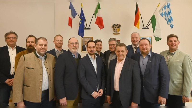 Offizieller Auftakt in die kommunale Wärmeplanung: (v.l.) Dr. Philipp Schramek (LRA), Dr. Christian Wolf (LRA), Thomas Mayer (2. Brgm. Brunnthal), Dr. Willie Stiehler (Energieagentur Ebersberg-München), Dr. Stefan Straßmair (1. Brgm. Hohenbrunn), Thomas Pardeller (1. Brgm. Neubiberg), Mindy Konwitschny (1. Brgm. Höhenkirchen-Siegertsbrunn), Edwin Klostermeier (1. Brgm. Putzbrunn), Klaus Korneder (1. B rgm. Grasbrunn), Landrat Christoph Göbel, Peter Wagner (1. Brgm. Aying) und<br>Ullrich Sander (1. Bürgermeister, Taufkirchen). (Foto: LRA)