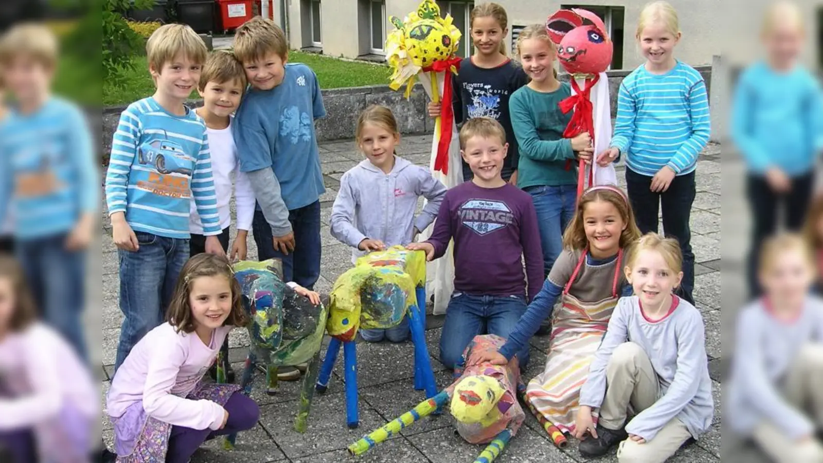 Kinder der Schule der Fantasie von heute mit Objekten von vor zehn Jahren. Zur Kirta am 21. Oktober gibt es von 14 bis 16 Uhr eine Jubiläumsfeier mit Buchpräsentation und Mitmach-Aktion für Kinder und Erwachsene vor und in der Buchhandlung Pollner. (Foto: privat)
