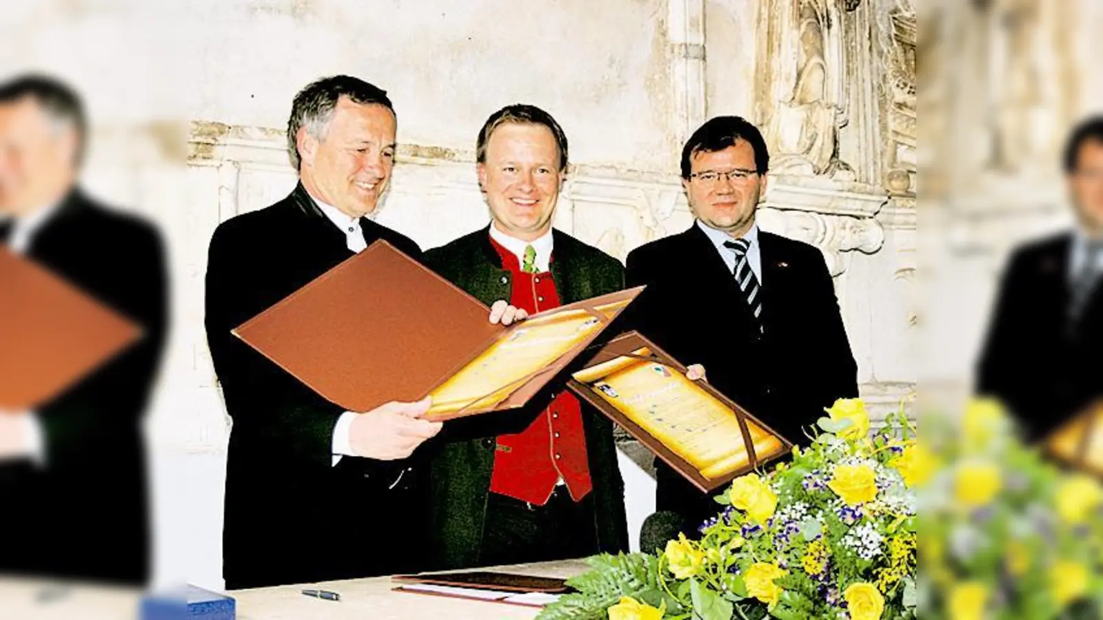 Bürgermeister Vedran Rozic, Bürgermeister Robert Niedergesäß und Konsul Vice Dodig (v. li.) freuen sich über die neue Partnerschaft.   (Foto: Tränkel)