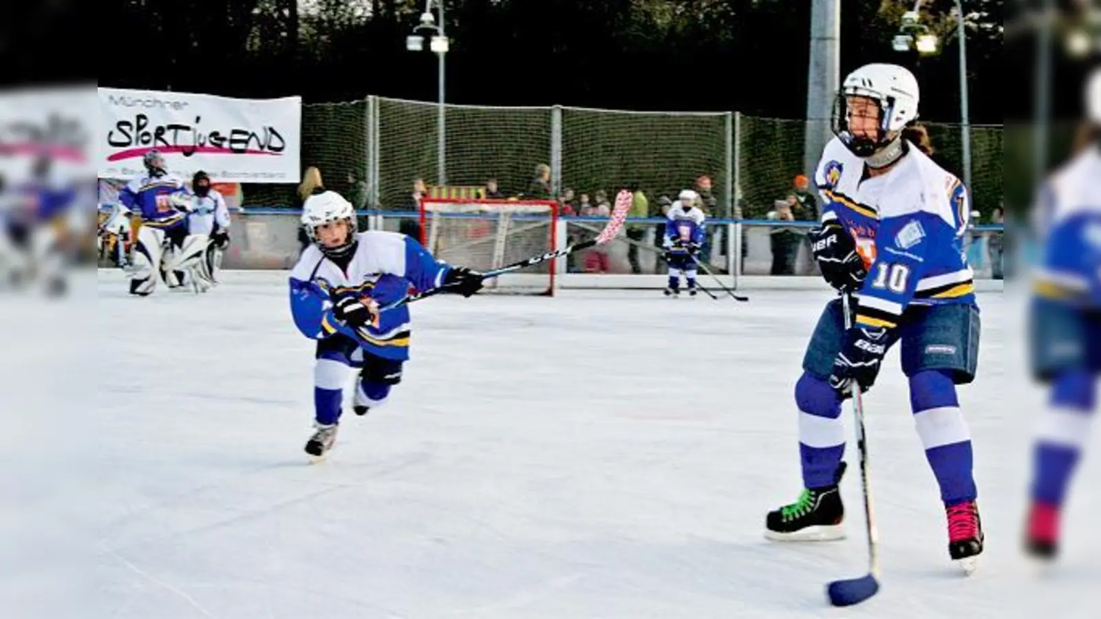 Auf Puckjagd: Der EHC München freut sich über Zulauf im Nachwuchsbereich. Etwa 50 junge Eishockeyspieler kamen in diesem Jahr neu dazu. 	 (Foto: Münchner Sportjugend)