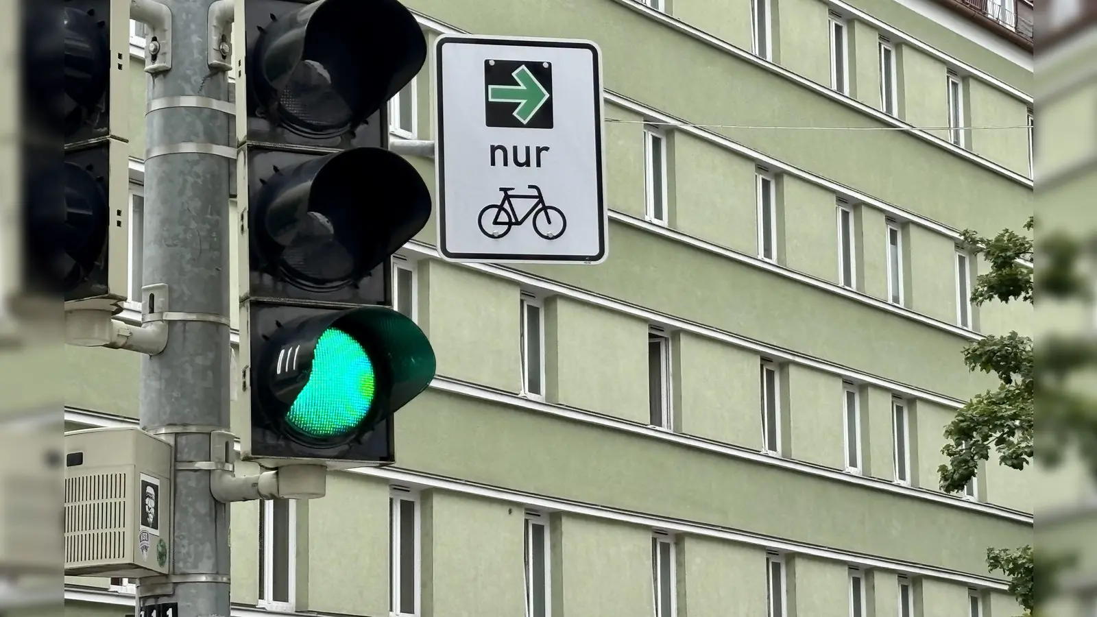 Der Rechtsabbiegerpfeil für Radfahrer soll bald auch in Pasing zu sehen sein. (Foto: Ulrike Seiffert)