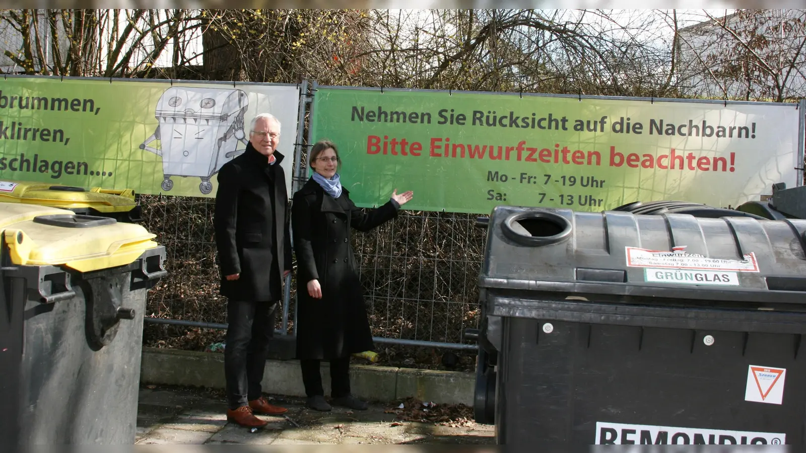 Bürgermeister Walter Brilmayer und Agnes Lang bitten um größere Rücksichtnahme an den Wertstoffinseln.  (Foto: VA)