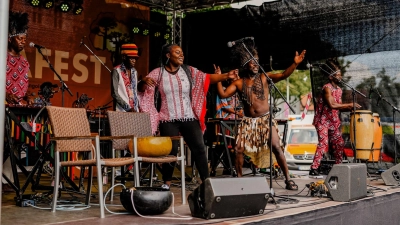 Die Band Pamuzinda sorgt mit original afrikanischer Musik für gute Unterhaltung beim „Harare-Geburtstagsfest”.  (Foto: Venga Katogodo)