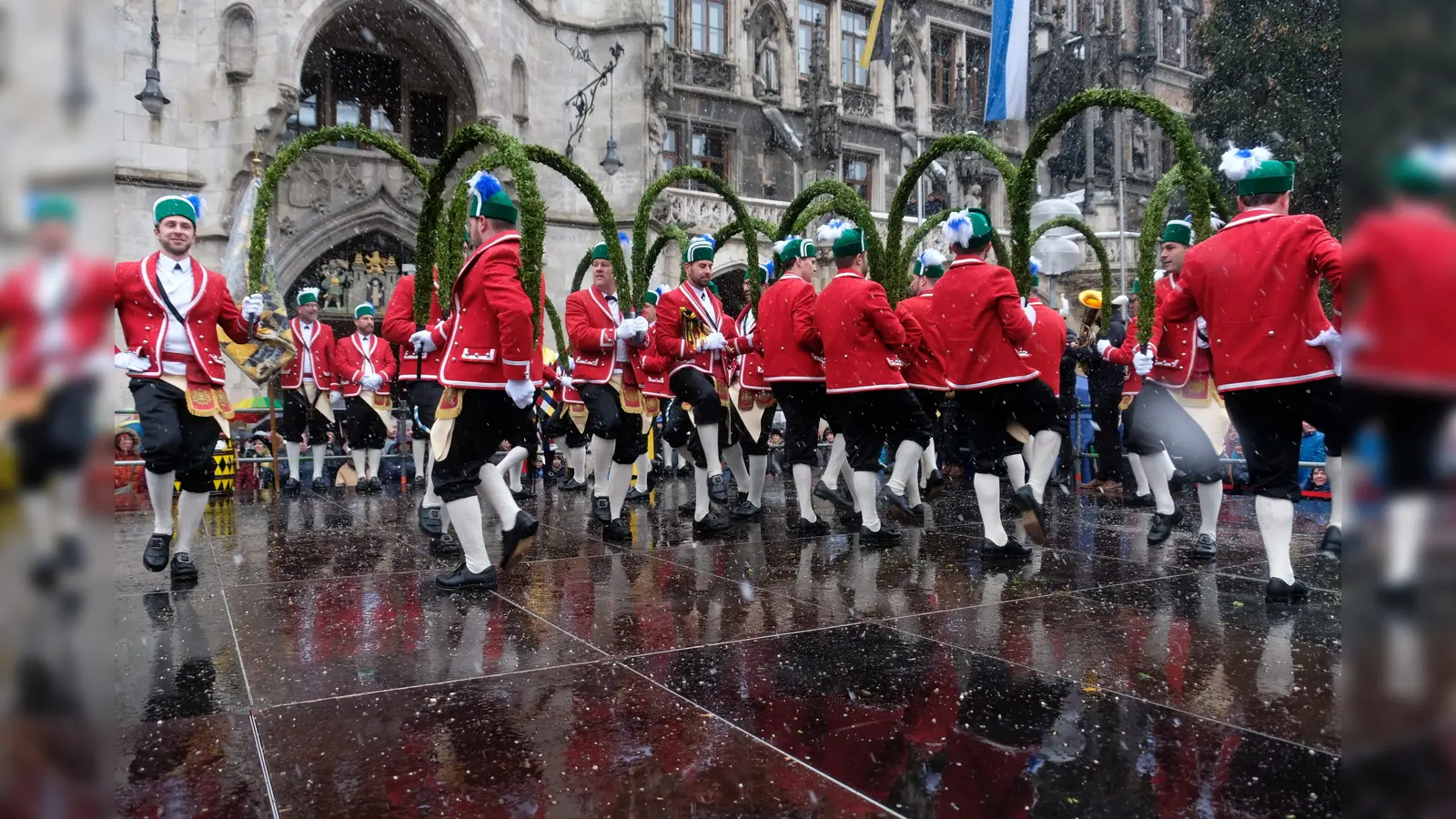 Am 6. Januar haben die Schäffler die Tanzsaison auf dem Marienplatz eröffnet. Demnächst tanzen sie auch mehrmals in Au-Haidhausen, Giesing und Ramersdorf. (Foto: Robert Bösl)