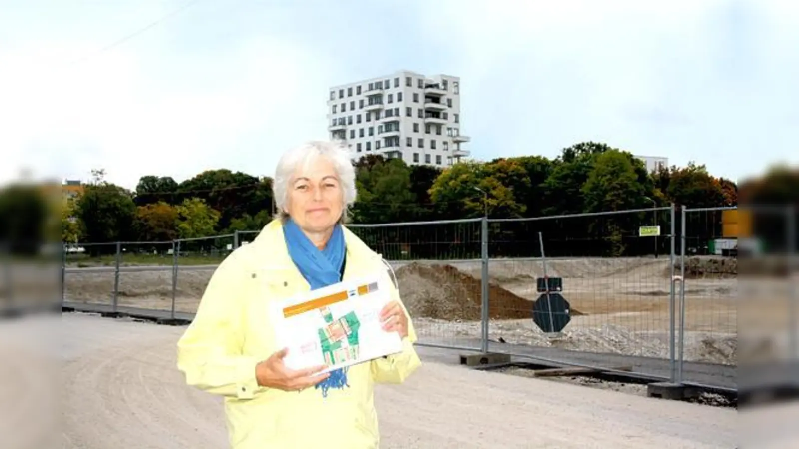 Irmgard Voigt vom Kulturteam des Vereins Ackermannbogen vor der Baugrube an der Elisabeth-Kohn-Straße.	 (Foto: Julia Stark)