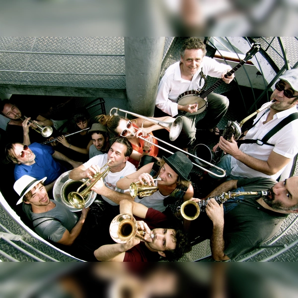Die Münchner Express Brass Band führt die Parade an. Sie wurde 1999 in München gegründet und zählt etwa 25 Instrumentalisten. (Foto: Wolfgang Ramadan)