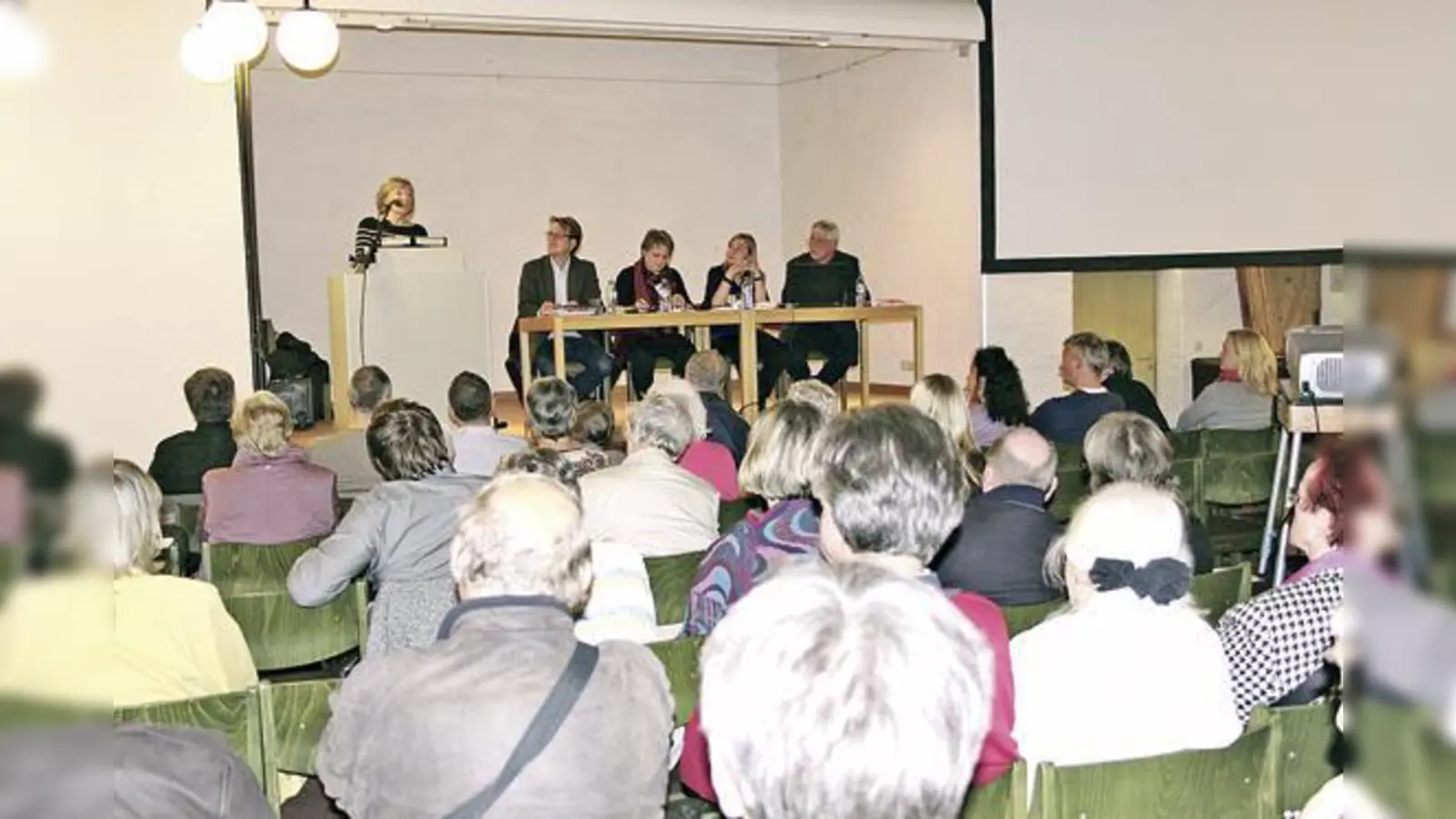 Unter anderem Annelies Holzer (kl. Foto oben), Ingrid Neumann-Micklich (kl. Foto rechts oben) und Heinrich Förg (kl. Foto rechts unten) haben bei der Bürgerversammlung Schwabing-West Anträge gestellt. 	 (Fotos: ko)