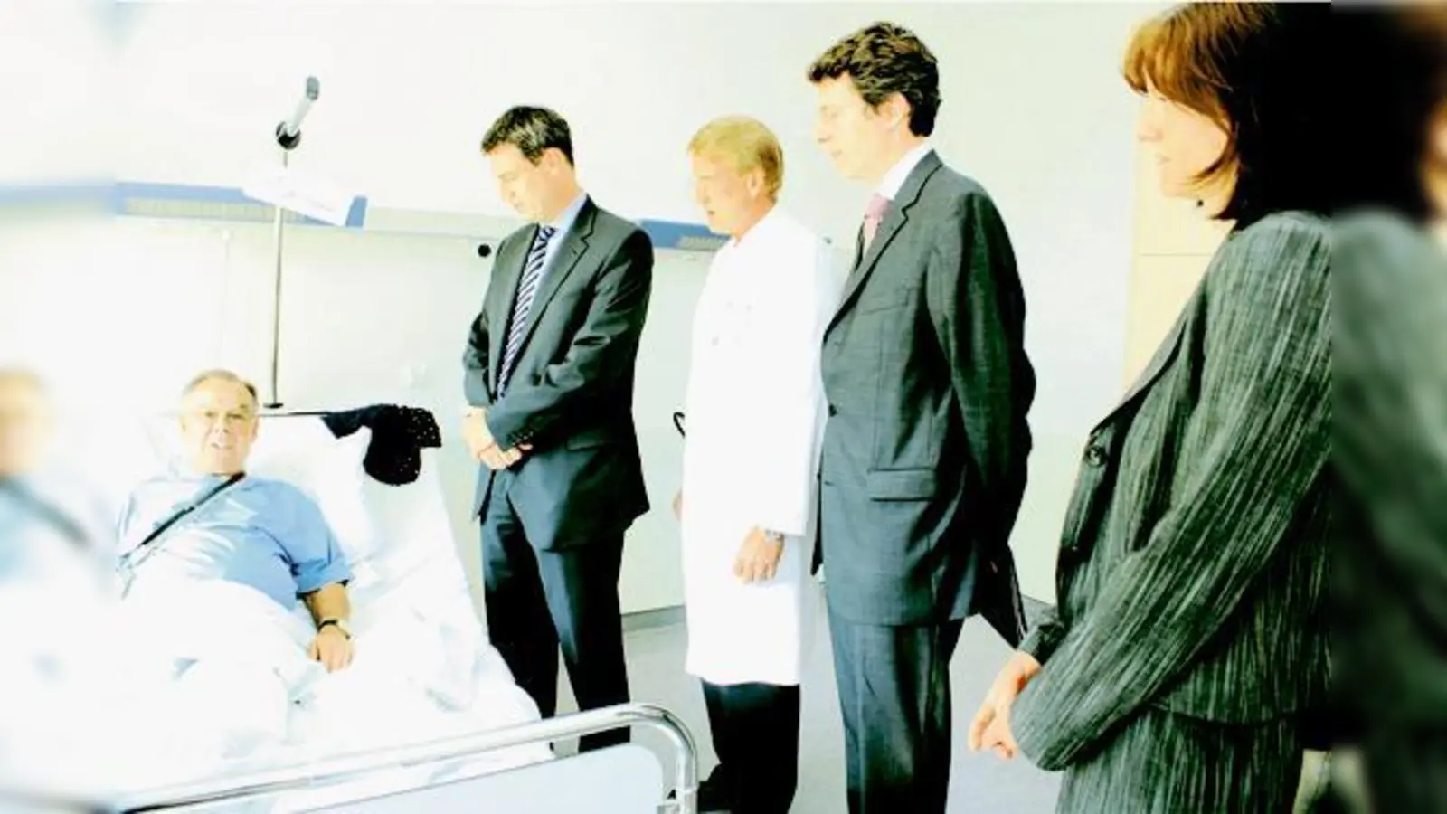 Patient Karl Zdarsky aus Neuperlach empfängt hohen Besuch: Bayerischer Staatsminister für Umwelt und Gesundheit Dr. Markus Söder, Prof. Klaus-Dieter ­Palitzsch, MdL Markus Blume und Astrid Göttlicher vom Pflegebereich.  (Foto: Hirt)