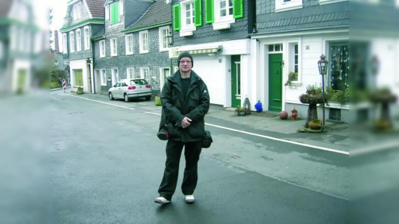 Nikolai Schulz mit Stativ- und Kameratasche auf dem Weg zum Clipdreh für Memoro. (Foto: privat)