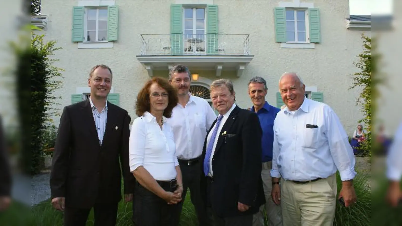 „Sie unterstützen mit Ihrer uneigennützige Tätigkeit unseren Verein Pasinger Mariensäule. Allein könnte der Verein die vielen Aufgaben nicht bewältigen.” V.l. Christian Herkner, Maria Osterhuber-Völkl, Franz Ranzinger, Florian Besold, Thomas Hasselwander und Thomas Schmatz. (Foto: US)