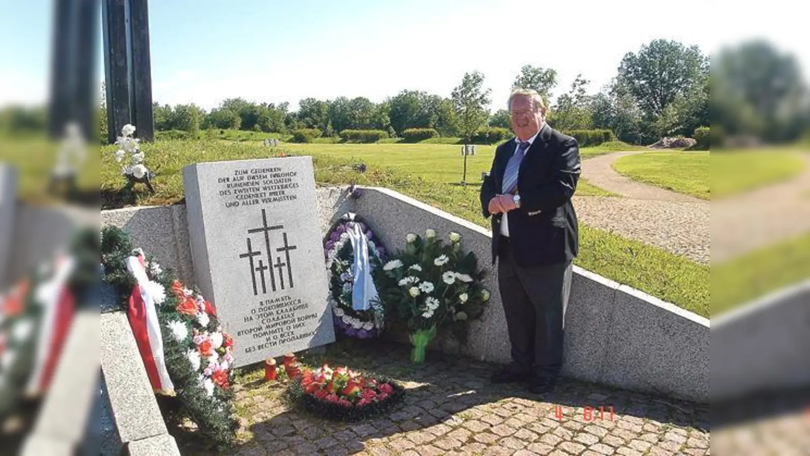 Herbert Frankenhauser bei einer Kranzniederlegung auf dem Soldatenfriedhof Sologubowka. 	 (Foto: Privat)