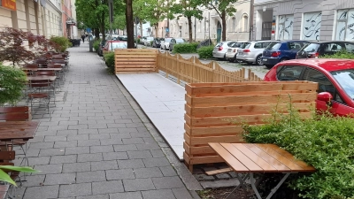 Schanigärten sind für Gasthausbesucher ein angenehmer Aufenthalt, doch bedeutet jeder neue den Wegfall dringend benötigter Parkplätze. (Archivbild: kö)