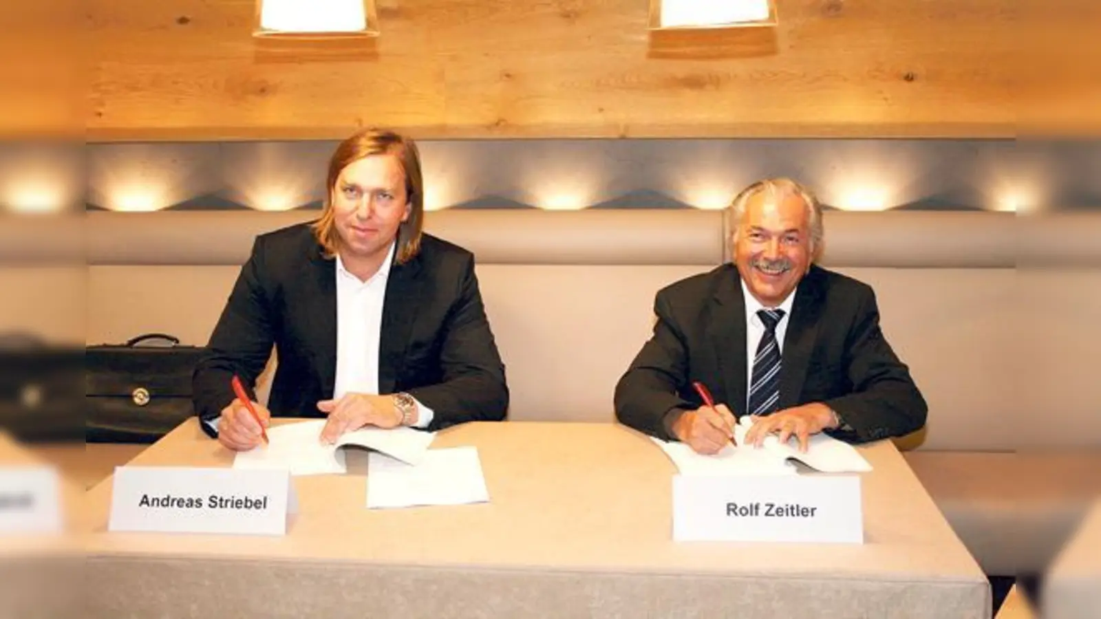 Andreas Striebel (Conference Center &amp; Hotel Munich Unterschleißheim GmbH) und Rolf Zeitler (Erster Bürgermeister) unterschreiben den neu ausgearbeiteten Pachtvertrag für das BallhausForum. 	 (Foto: sl)