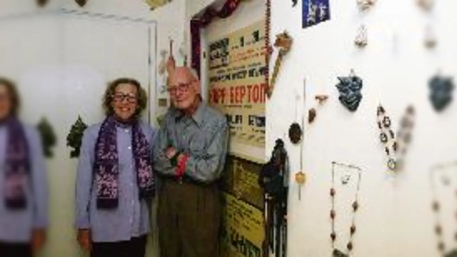 Souvenirs aus fast allen Ländern zieren die Wände der Karr-Bertolis. 	 (Foto: ko)