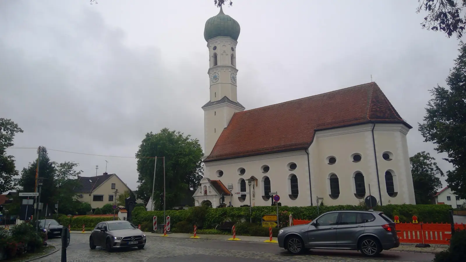 Rund um die Kirche St. Andreas im Ortskern findet das Kirchheimer Dorffest statt. (Archivbild: bas)