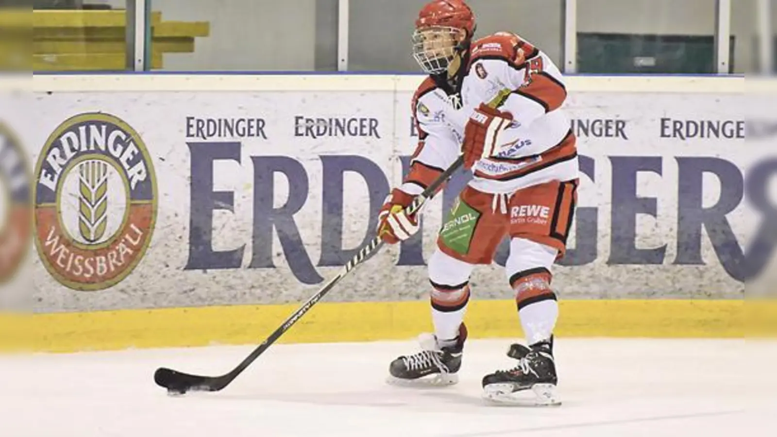Christian Hummer (unten) und Maximilian Vollmayer, zwei Eigengewächse des EHC Klostersee, jagen aktuell in Garmisch beziehungsweise Rosenheim dem Puck nach. (Archivfotos: smg)