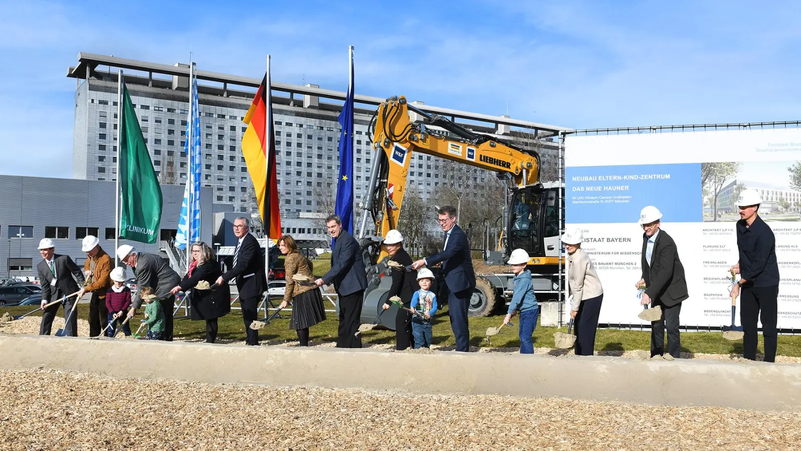Erster feierlicher Spatenstich für das Neue Hauner: Jetzt kann der Bau beginnen. (Foto: LMU-Klinikum)