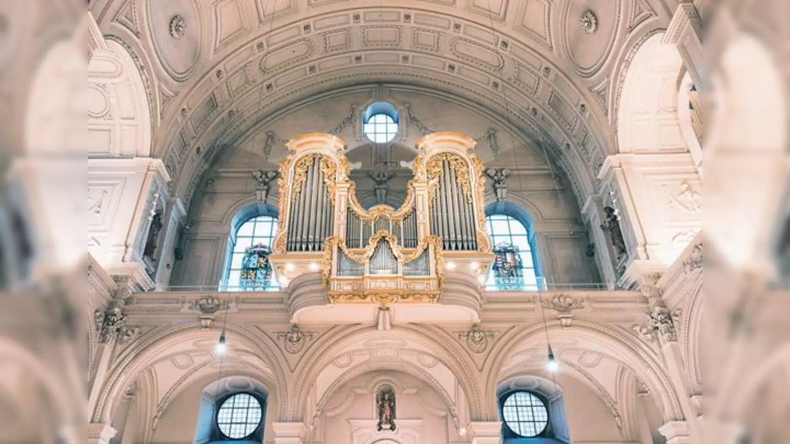 Eine spannende Geschichte mit der Michaelsorgel soll die Faszination der Kinder wecken.	 (Foto: Walter Glück)