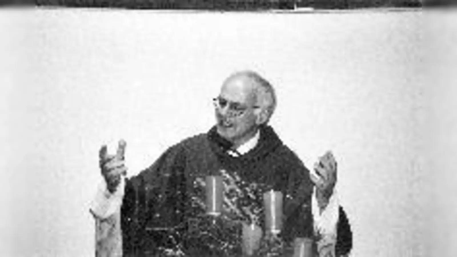 Pfarrer Hans Lindenberger bei der Predigt.	 (Foto: ASZ)