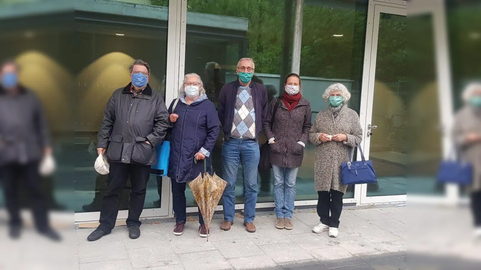 Die Vorstandmitglieder des Vereins für Stadtteilkultur Neuhausen-Nymphenburg Wolfgang Schwirz (stellvertretender Vorsitzender), Ingeborg Staudenmeyer (Vorsitzende), Franz Schröther, Niko Strnad und Apollonia Pramberger (von links) vor dem künftigem Eingangsbereich des Stadtteilkulturzentrums „Kultur im Trafo“. (Foto: Verein für Stadtteilkultur Neuhausen-Nymphenburg)