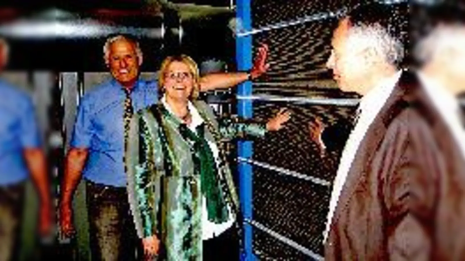 Die Gesellschafter freuen sich über die Inbetriebnahme der Geothermieheizzentrale und dem warmen Plattenwärmetauscher (v. l.): Daniel Klotz, Erste Bürgermeisterin Hannelore Gabor und Dr. Peter Streitle. 	 (Foto: VA)