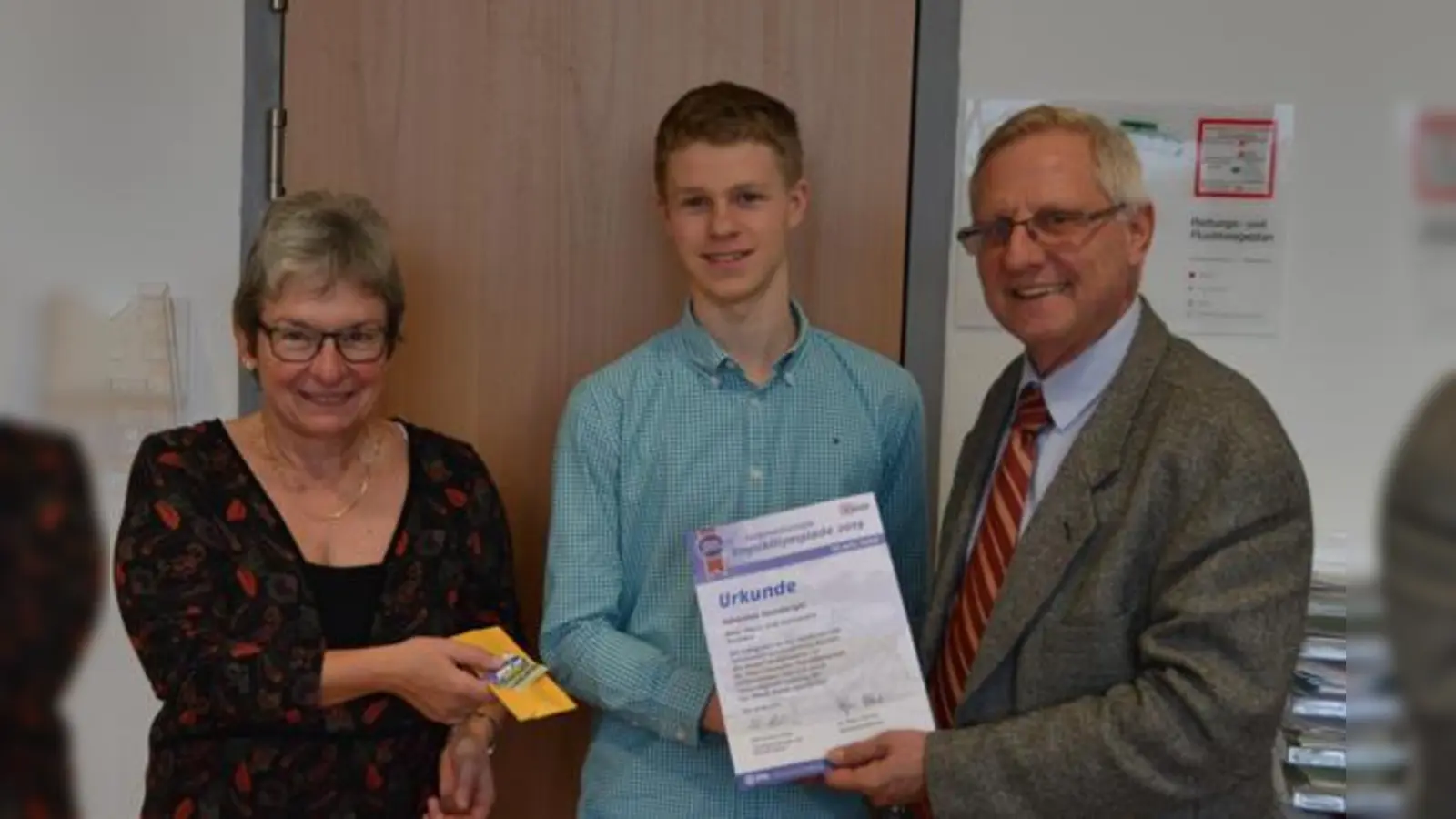 Der glückliche Teilnehmer (von links nach rechts): Betreuerin Petra Pflästerer, Johannes Steinberger sowie Schulleiter Franz Vogl.  (Foto: privat)