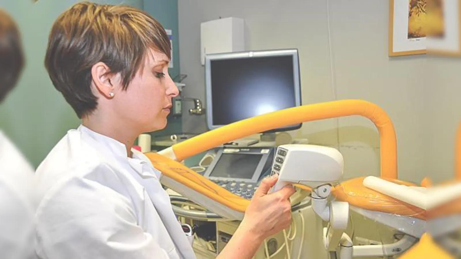 Dr. Julia Neff bereitet die Untersuchung einer Patientin mittels Kolposkop vor.	 (Foto: Sybille Föll)
